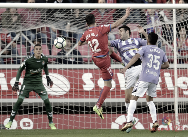 Jugadores de Numancia y Valladolid luchando por un balón | Fotografía: La Liga