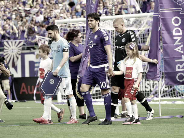 Kaká and Dvaid Villa leading their team's out for the first time ever. | Photo: Kim Klement-Reuters