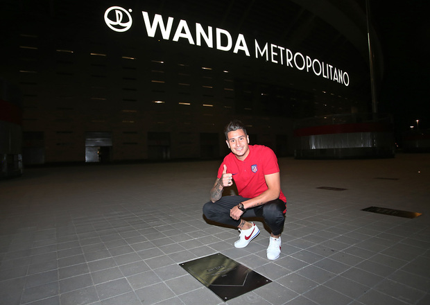 Giménez posando con su placa en el Paseo de Leyendas / Atleti 