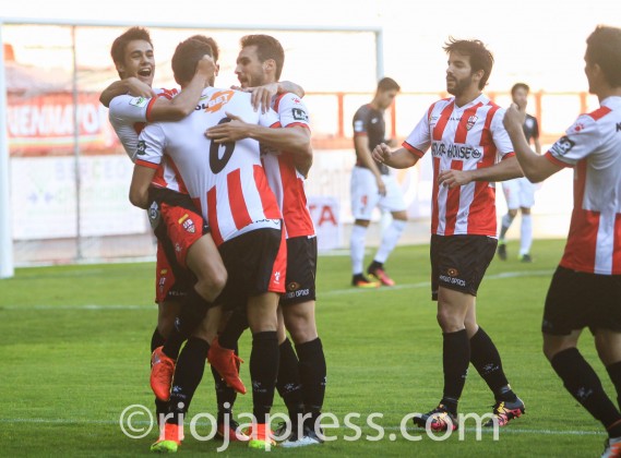 Reguilón celebra su primer gol junto a Adrián León, Espina y Chevi | Foto: riojapress.com