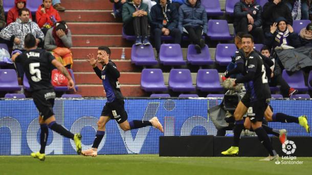 Óscar Rodríguez celebrando su gol frente a sus compañeros | Foto: LaLiga Santander