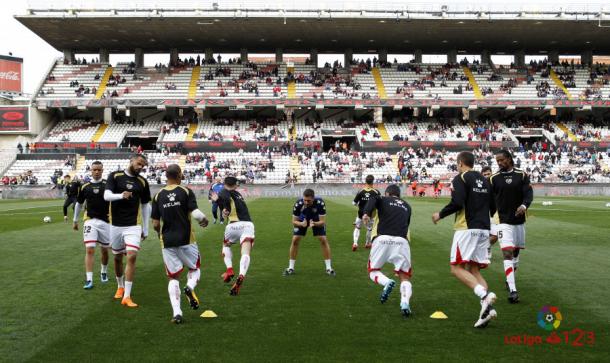 Jugadores del Rayo Vallecano calentando antes de un partido | Fotografía: La Liga