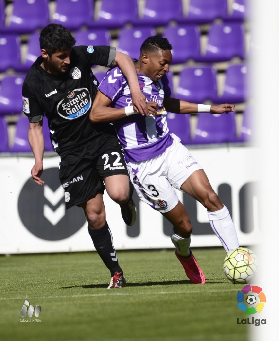 Lucha por un balón en el partido frente al Valladolid | Foto: La Liga