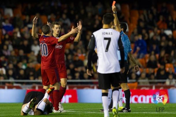 La expulsión de Puñal facilitó mucho el partido al Valencia CF. Fuente | LaLiga