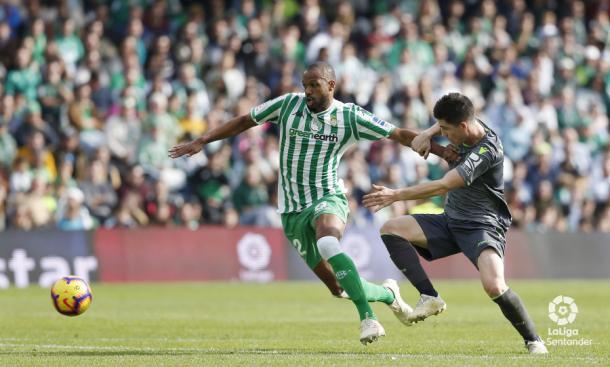 Sidnei peleando por el esférico | Fotografía: LaLiga