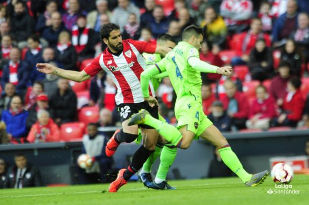 Raúl García en un lance del partido. Foto: La Liga
