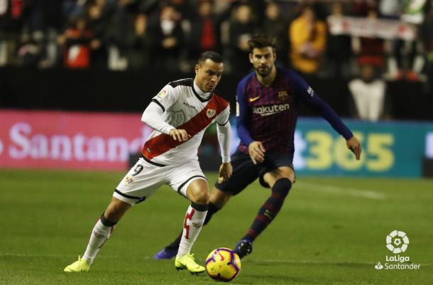 Raúl de Tomás conduciendo el esférico | Fotografía: La Liga