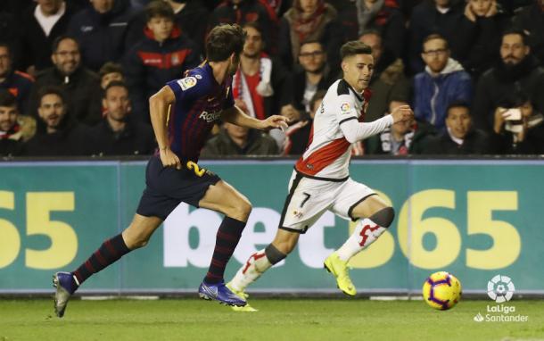Álex Moreno corriendo ante la atenta mirada de Sergi Roberto | Fotografía: La Liga