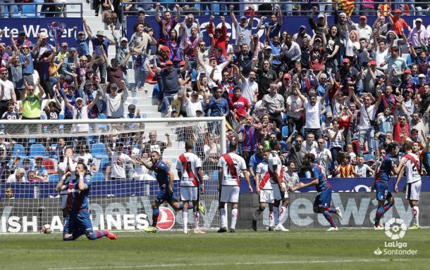 Álex Moreno, junto a compañeros del Rayo, observando la celebración de un gol del Levante | Fotografía: LaLiga