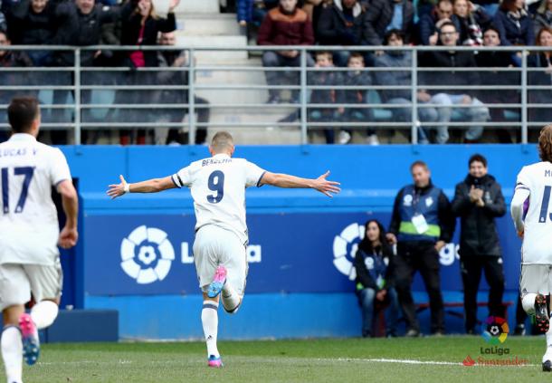Benzema celebrando el primer gol en Ipurúa | Imagen: La Liga