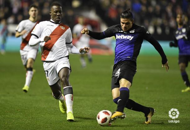 Advíncula tratando de recuperar un balón | Fotografía: La Liga