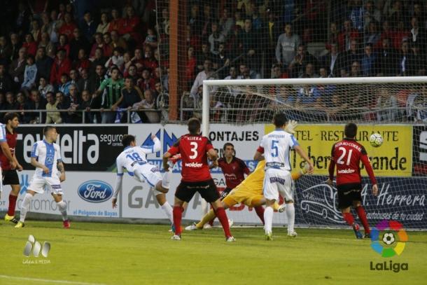 Insua remata a gol para conseguir el tanto que le daba el ascenso al Leganés. Foto | laliga.es