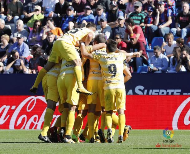 Jugadores del Girona celebran el golazo de Borja García en el Ciutat de Valencia. Foto: LFP