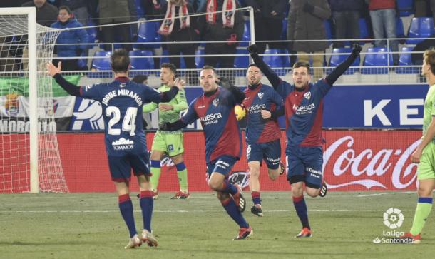 Los jugadores del Huesca celebrando uno de los goles del Huesca 2-1 Betis | Foto: LaLiga Santander