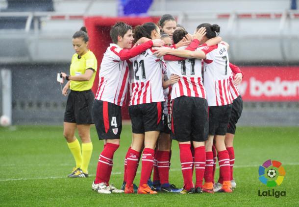 Jugadoras del Athletic celebran el segundo tanto (Foto: La Liga)