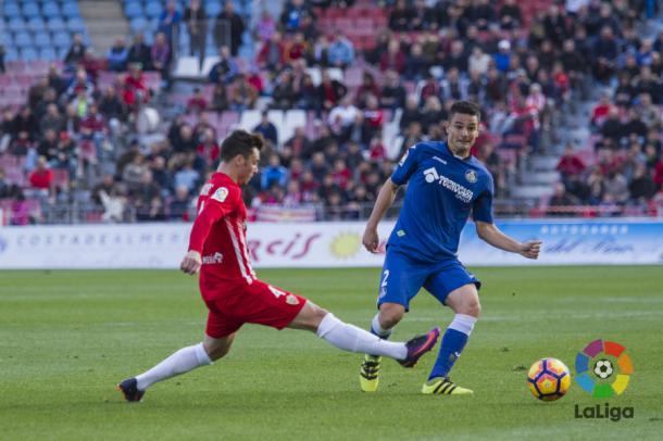 Peña pasa el esférico durante su partido de debut con el Getafe ante el Almería | LaLiga