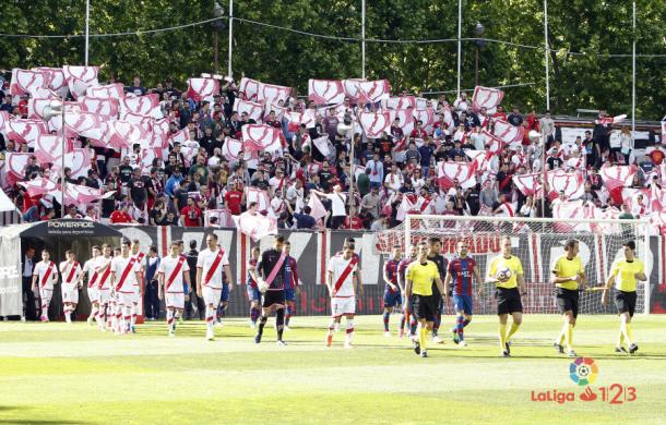 Jugadores de Rayo Vallecano y Levante saltando al césped | Fotografía: La Liga