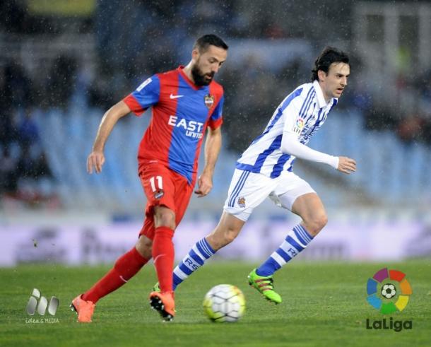 Morales conduce ante Pardo en Anoeta, hace dos temporadas. Foto: LFP