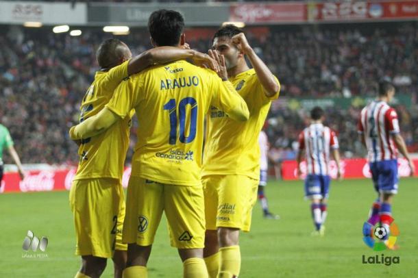 Javi Garrido, Araujo y Nabil El Zhar festejan el que fue el primer tanto del franco-marroquí como jugador de La Unión Deportiva, ante el Sporting y en El Molinón