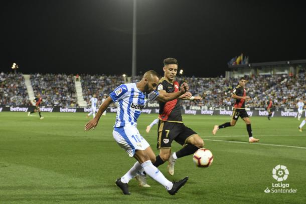 Álex Moreno tratando de detener un ataque de Amrabat | Fotografía: La Liga