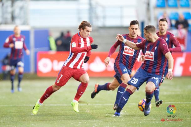 Antoine Griezmann sfida in velocità i difensori dell'Eibar. Fonte foto: laliga.es