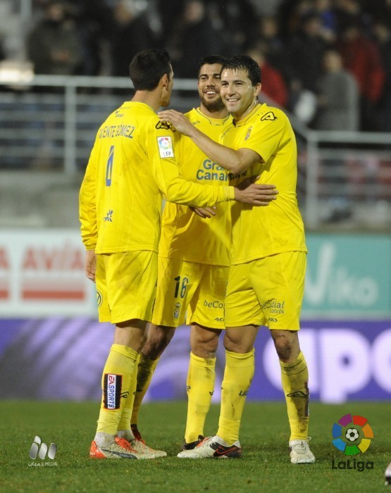 El defensor central guaraní celebra con Vicente Gómez y Aythami Artiles el primer triunfo amarillo como visitante de la temporada en Ipurúa. Sería su última participación como jugador de Las Palmas