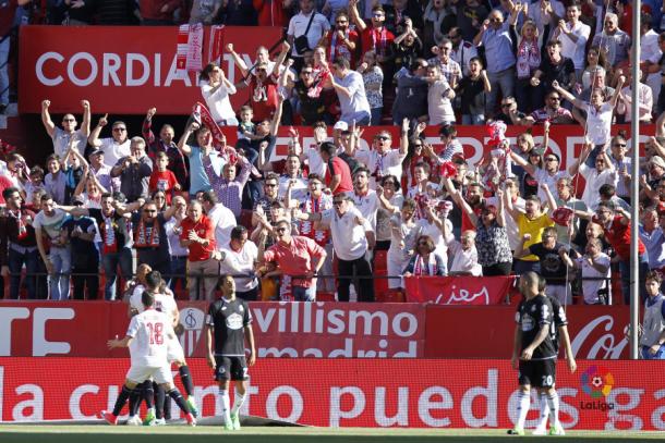 Los jugadores del Sevilla celebran un gol ante su afición | Foto: La Liga Santander