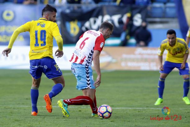 Ortuño disputa un balón con Carlos Hernández | Foto: LaLiga