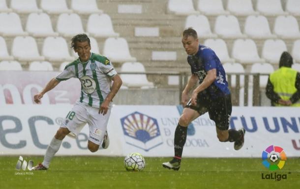 Pedro Ríos lucha por un balón bajo la incesante lluvia de la primera mitad | Foto: La Liga