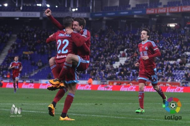 Oyarzabal celebra junto con Jonathas su primer gol en Primera División (Foto: LaLiga)