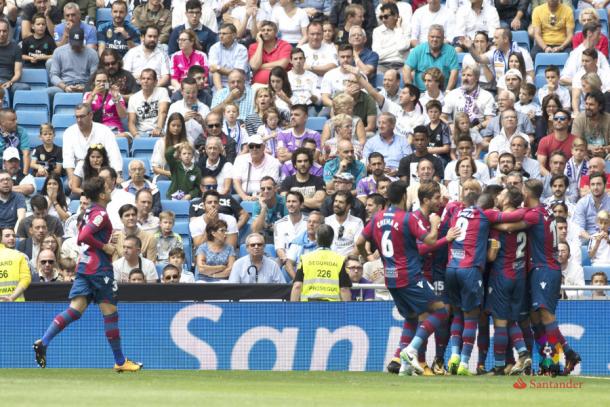 Los jugadores del Levante celebran el gol que les dio el empate en el Bernabeu. Foto: LFP