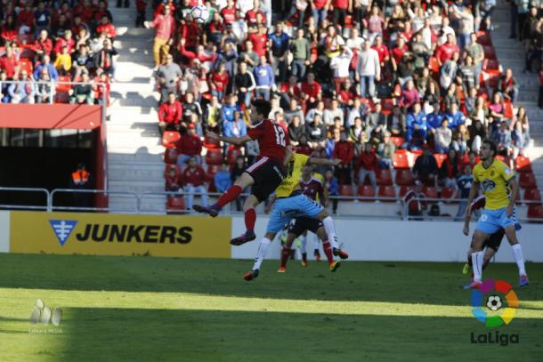 Pedro Martín pugna por un balón frente al Lugo. | Foto: laliga.es