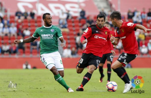 Akapo lucha por un balón en el partido frente al Mallorca. | Foto: laliga.es