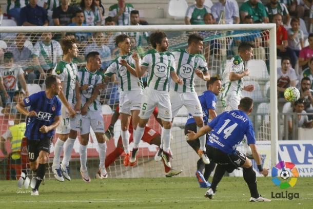 Alcaraz trata de marcar en los últimos minutos de falta | Foto: La Liga