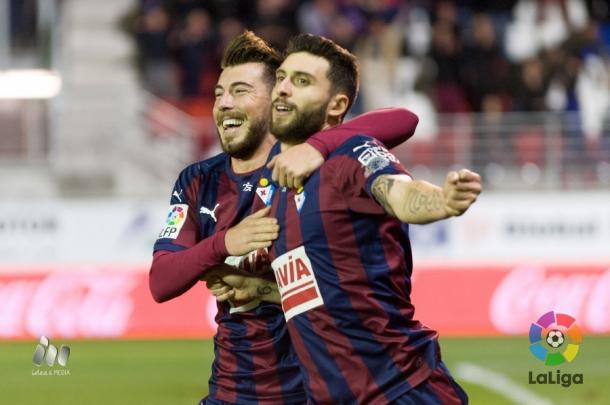 Borja Bastón celebrando el gol junto a Sergi Enrich | Imagen: La Liga