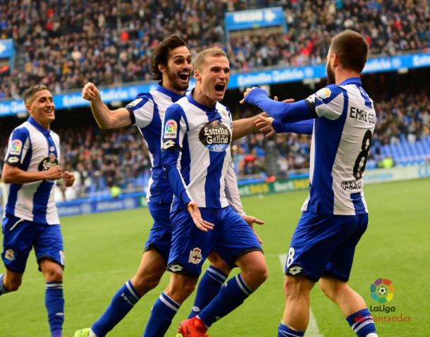Alex celebra su gol con sus compañeros. Fuente: La Liga.