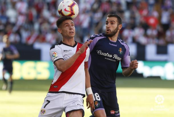 Álex Moreno golpeando el esférico | Fotografía: La Liga