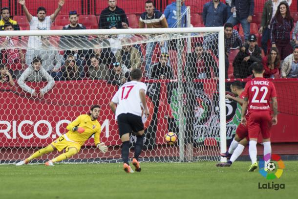 José Antonio Caro detiene un penalti a Quique, del Almería | Foto: LaLiga