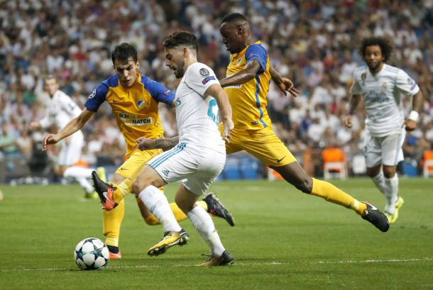 Isco protege el balón ante el APOEL. Foto: LFP