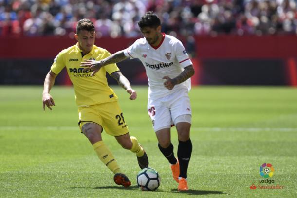 Banega y Raba disputando el balón en el Sevilla - Villarreal | Foto: LaLiga Santander