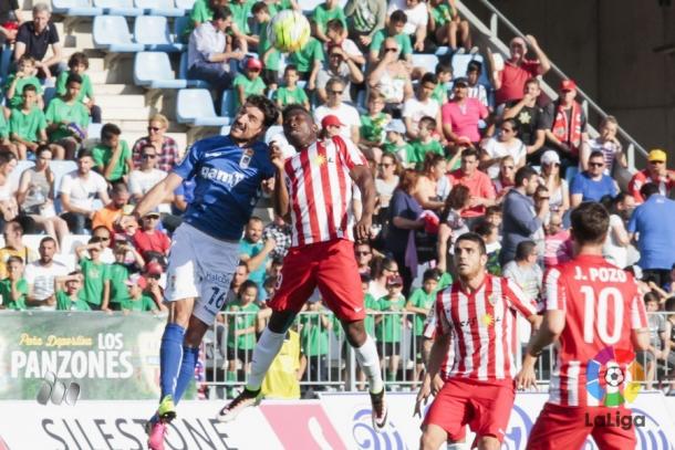Toché pugna por un balón con Uche ante el Almeria | Foto: La Liga
