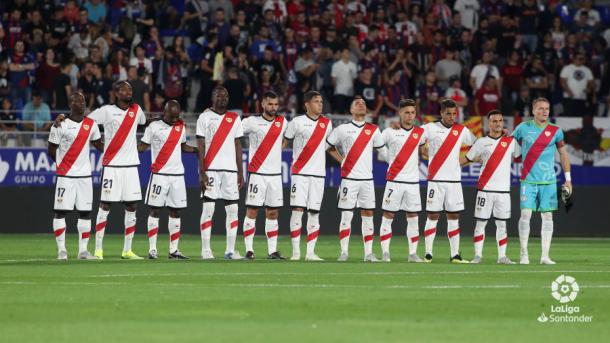 Jugadores del Rayo Vallecano guardando un minuto de silencio | Fotografía: La Liga