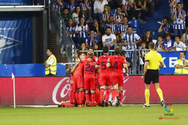 Aritz, dedicando el gol a su padre -de rodillas- siendo rodeado por sus compañeros | Imagen: LaLiga