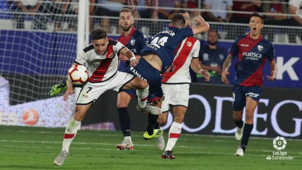Álex Moreno llevándose el balón | Fotografía: La Liga