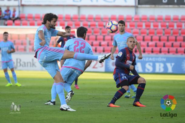 Fran Cruz golpea el balón en el encuentro frente al Huesca. | Foto: laliga.es