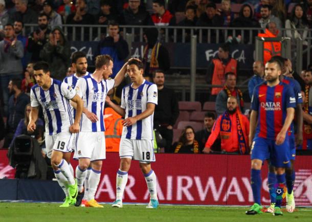 Los jugadores realistas, incluido Oyarzabal, celebran un tanto al Barça. Foto: LFP
