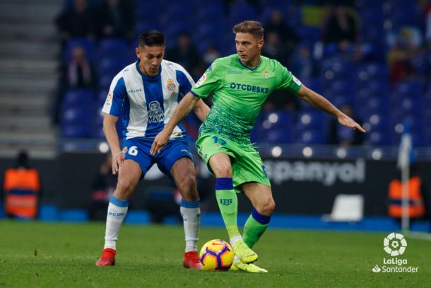 Joaquín controlando el esférico | Fotografía: LaLiga