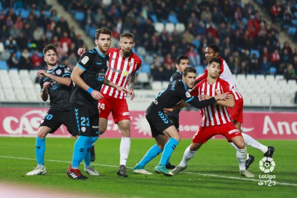 Los jugadores del Almería dispuestos a rematar un córner | Fuente: La Liga