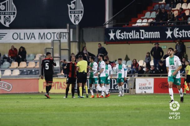 El capitán Jesús Olmo protestando a Varón Aceitón. Fuente: LaLiga