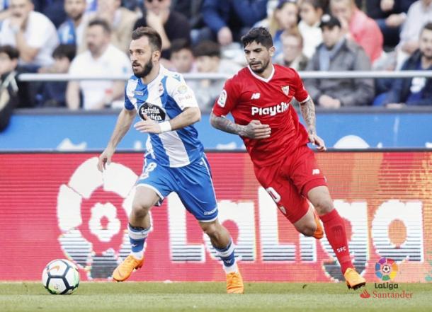 Ever Banega y Emre Çolak disputando el balón. Foto: La Liga